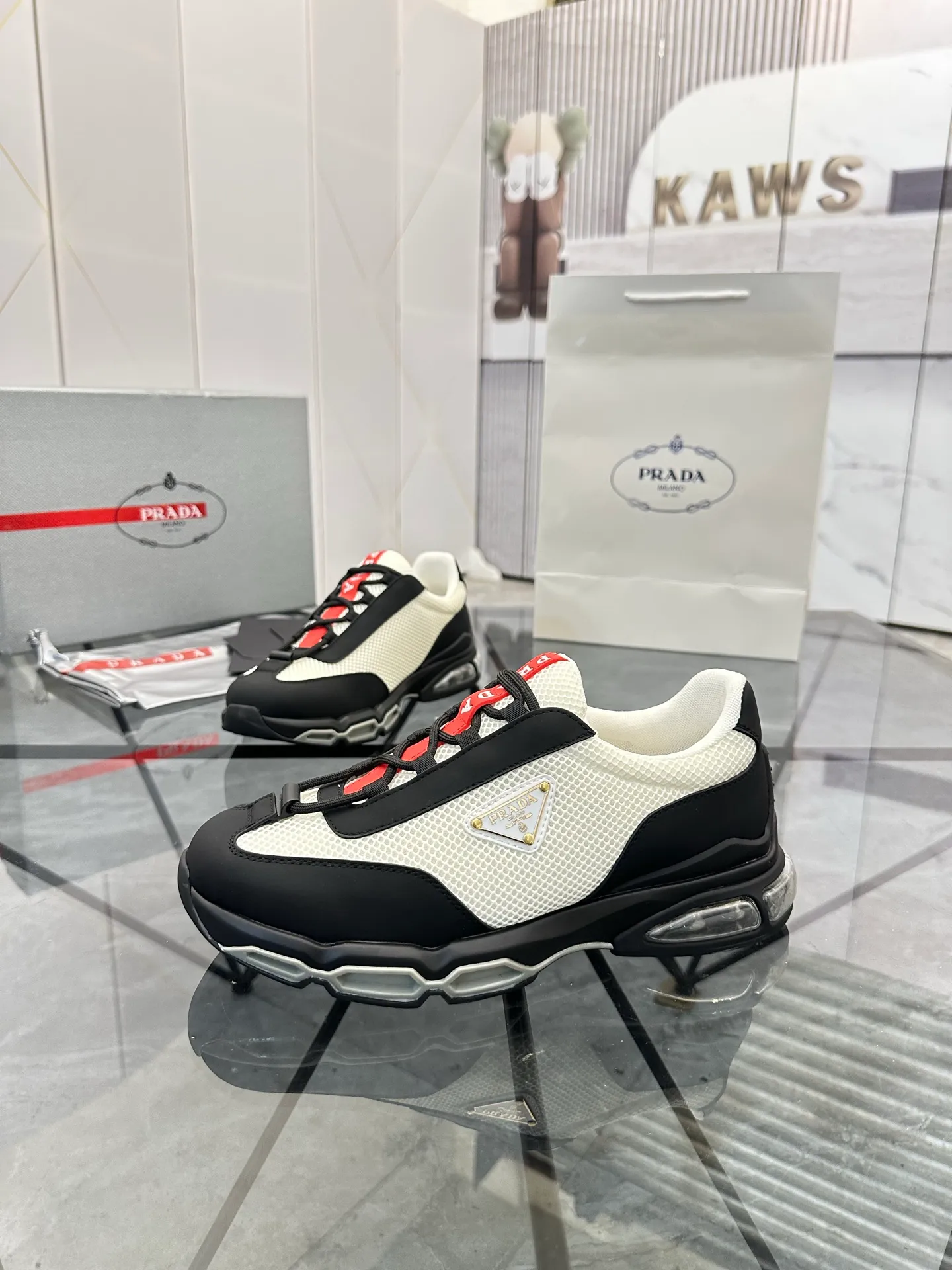 Men's shoes for sale 💰: 💰P660¥ High-end top quality Product trademark: Prada *"Prada*" low-top casual shoes Regular size: 38-45 (can be customized to 46) Product materials: Upper imported first-layer cowhide spliced ​​with original fabric, breathable lining, cowhide foot pads, original air cushion outsole. No.: 001